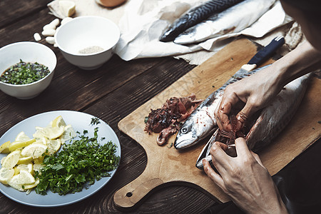 海底的鱼鱼食品制作身体厨房胡椒鳟鱼木板海鲜小枝钓鱼梳理烹饪背景