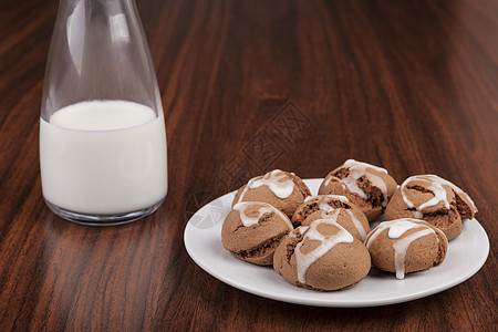 饼干和牛奶盘子可可桌子巧克力食物木头茶点乳白色小吃饮料图片