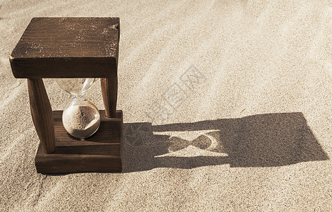 带阴影的沙漏古董海滩天空乐器滴漏小时倒数生活手表测量背景图片