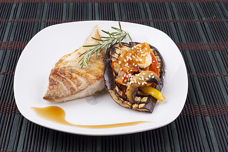 鱼食脂肪鱼片柠檬午餐用餐炙烤盘子餐厅胡椒海鲜图片