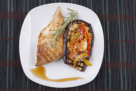 鱼类和蔬菜脂肪烧烤盘子美味鱼片营养餐厅午餐海鲜美食图片