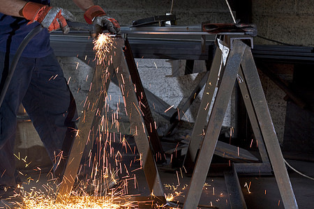 火花焊机磨床工人焊接制造业劳动技术金属车轮制造图片