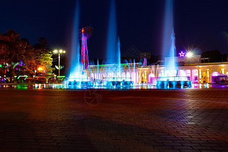 在俄罗斯哈巴罗夫斯克市阿穆尔河岸边唱喷泉季节正方形景观反射喷射城市池塘建筑学照明假期图片