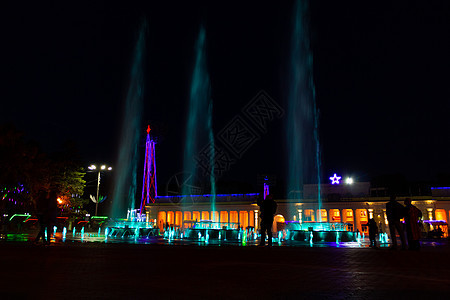 在俄罗斯哈巴罗夫斯克市阿穆尔河岸边唱喷泉反射天空建筑景观季节旅行建筑学树木照明池塘图片