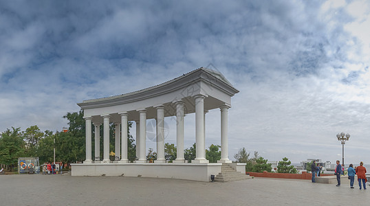乌克兰奥德萨附近的切尔诺摩尔斯天体地标建筑学纪念碑公园大理石纹柱子楼梯支撑正方形天气图片