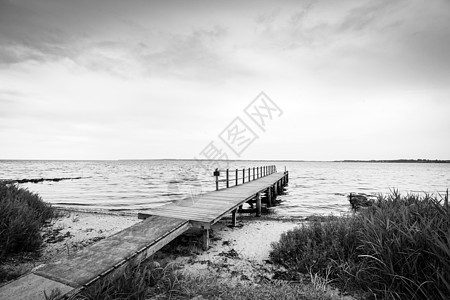 在斯堪的纳维亚海滩上的码头 黑白两色图片