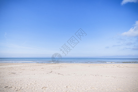 夏天海边的空沙滩图片