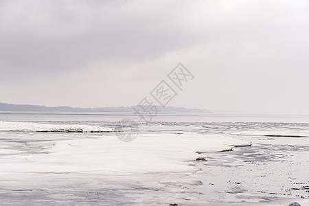 冬天在冰冻的湖上漂浮图片