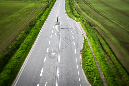 带白条公路和农村地区公路的白色条形公路图片