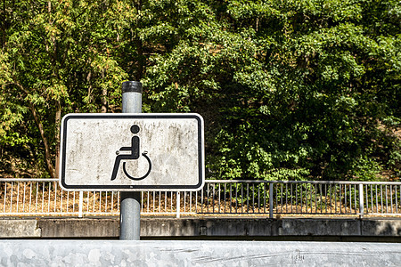 肮脏的残疾人标志 用轮椅图片