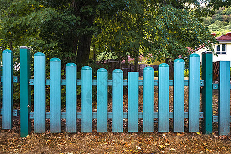 秋天院子里的蓝色栅栏门图片