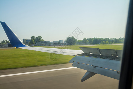 飞机机翼在降落时 跑道上侧翼坠落旅游旅行板条喷射运输地平线机场假期航空学航空公司图片