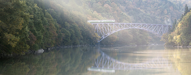 日本塔达米河第一桥日本机车反射峡谷薄雾叶子旅游日出季节光洋火车图片