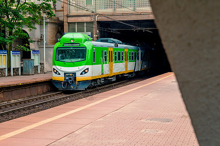 电动客运列车到达Warsa火车站铁路过境旅行轨道民众速度平台地面运输隧道图片