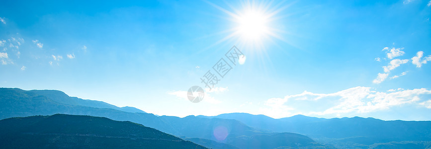 清晨明媚的阳光下广阔的群山全景图片