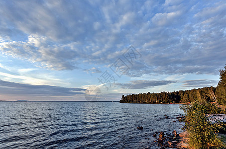 夜深湖 多云的天气反射荒野地平线场景蓝色气氛日落环境支撑海岸线背景图片