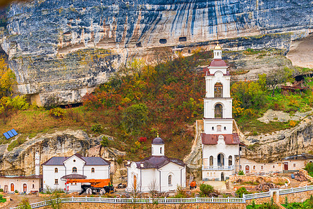 美丽的修道院 在岩石和洞穴之城背景中图片