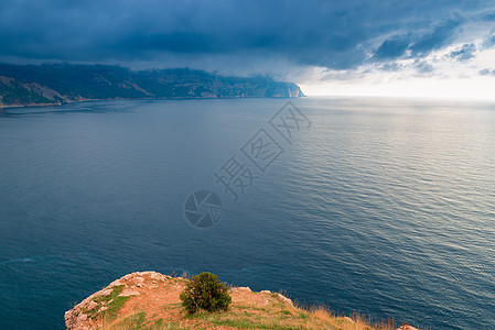 海景 山峰和悬崖上飞翔的天空图片