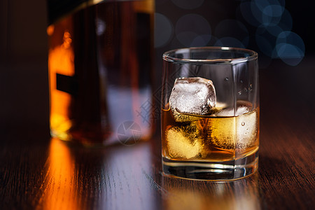 一杯威士忌在石头上 一瓶瓶子在桌子上食物酒吧饮料岩石立方体液体酒精图片