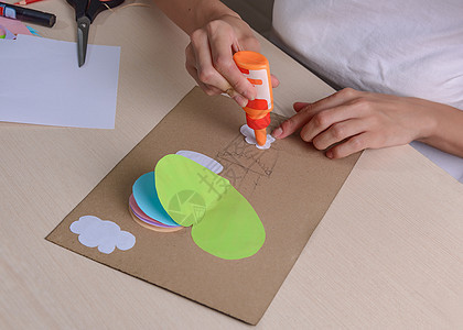 女孩在桌边用蜡笔画画教育婴儿童年刷子工作工艺艺术家绘画创造力孩子们图片