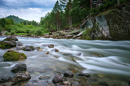 俄罗斯阿尔泰的卡顿山河公园全景旅行反射山脉森林蓝色风景绿色图片