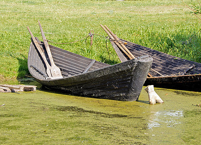 湖上旧木船吊床钓鱼航行海滩池塘海洋天空花园蓝色旅行图片