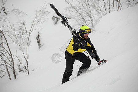 天空人漫步在山上登山旅游冒险粉末运动远足者假期爬坡高山旅行背景图片