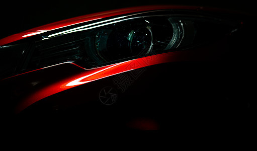 闪亮的红色豪华 SUV 紧凑型轿车特写车灯 优雅的电动汽车技术和经营理念 混合动力汽车和汽车概念 汽车停在陈列室或车展上 汽车代图片