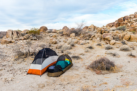 在Joshu的豪水猪清洗荒野地区背包帐篷岩石沙漠豪猪公园营地巨石风景图片