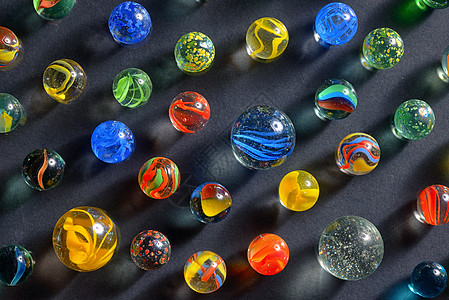 不同的玻璃球反射墙纸玩具娱乐收藏收藏品孩子们工作室圆圈蓝色图片