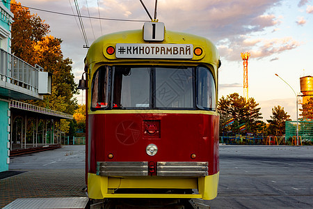 俄罗斯哈巴罗夫斯克镇附近新定居点的一部街车电影车站节日橙子天空屏幕驾驶空气海滩旅行街道图片