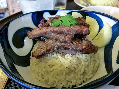 餐馆里大蒜猪肉饭餐厅胡椒蔬菜午餐油炸美食白色盘子食物猪肉图片