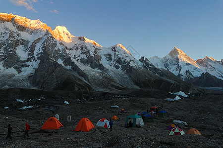 K2和巴基斯坦卡拉科鲁姆山Concordia的宽峰K2和Broad Peak情绪顶峰风景碎石帐篷天空旅行崎岖首脑蓝色图片