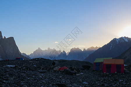 K2和巴基斯坦卡拉科鲁姆山Concordia的宽峰K2和Broad Peak情绪顶峰帐篷崎岖碎石旅行日落天空晴天首脑图片