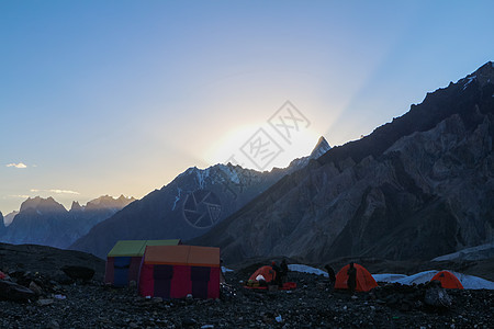 K2和巴基斯坦卡拉科鲁姆山Concordia的宽峰K2和Broad Peak风景情绪碎石帐篷日落天空晴天顶峰崎岖蓝色图片