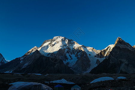 K2和巴基斯坦卡拉科鲁姆山Concordia的宽峰K2和Broad Peak冰川晴天崎岖顶峰首脑碎石帐篷日落天空旅行图片