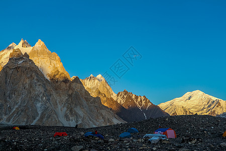 K2和巴基斯坦卡拉科鲁姆山Concordia的宽峰K2和Broad Peak崎岖顶峰戏剧性日落旅游风景首脑岩石冰川高山图片