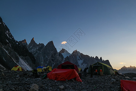 K2和巴基斯坦卡拉科鲁姆山Concordia的宽峰K2和Broad Peak情绪顶峰日落帐篷蓝色冰川首脑崎岖风景旅行图片