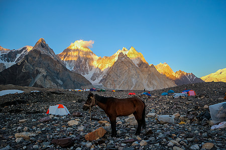 K2和巴基斯坦卡拉科鲁姆山Concordia的宽峰K2和Broad Peak晴天碎石天空帐篷蓝色冰川旅行崎岖顶峰首脑图片