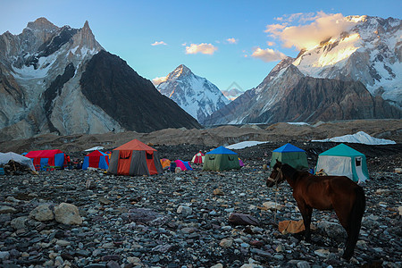 K2和巴基斯坦卡拉科鲁姆山Concordia的宽峰K2和Broad Peak蓝色日落风景帐篷旅行碎石崎岖顶峰天空首脑图片