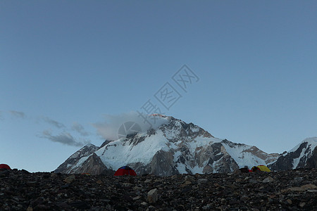 K2和巴基斯坦卡拉科鲁姆山Concordia的宽峰K2和Broad Peak旅行风景冰川蓝色日落情绪顶峰首脑晴天帐篷图片