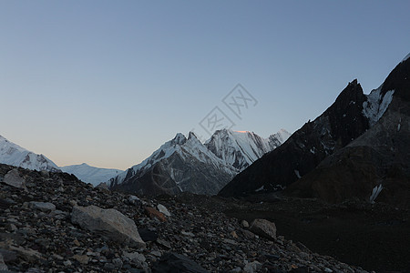 K2和巴基斯坦卡拉科鲁姆山Concordia的宽峰K2和Broad Peak天空崎岖顶峰首脑晴天碎石日落冰川帐篷风景图片