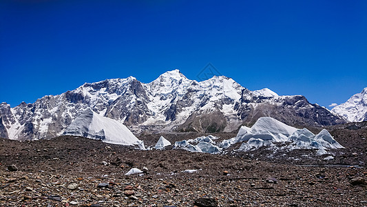 K2和巴基斯坦卡拉科鲁姆山Concordia的宽峰K2和Broad Peak远足岩石天空蓝色顶峰晴天登山背包旅游首脑图片