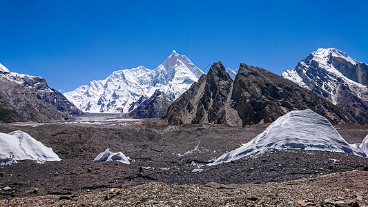 K2和巴基斯坦卡拉科鲁姆山Concordia的宽峰K2和Broad Peak岩石旅游冰川晴天戏剧性崎岖远足顶峰背包高山图片