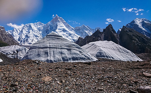 K2和巴基斯坦卡拉科鲁姆山Concordia的宽峰K2和Broad Peak晴天首脑冰川远足岩石蓝色崎岖旅游风景高山图片