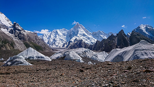 K2和巴基斯坦卡拉科鲁姆山Concordia的宽峰K2和Broad Peak晴天登山高山首脑风景冰川崎岖旅游天空背包背景图片