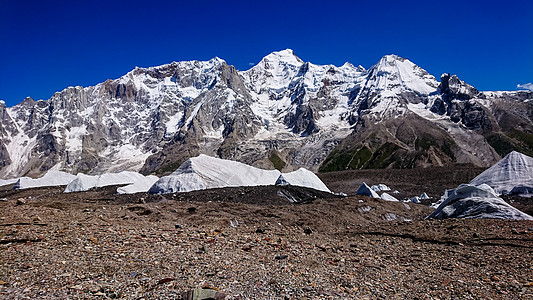 K2和巴基斯坦卡拉科鲁姆山Concordia的宽峰K2和Broad Peak首脑崎岖远足岩石登山背包旅游高山晴天顶峰图片