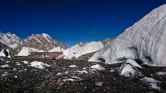 K2和巴基斯坦卡拉科鲁姆山Concordia的宽峰K2和Broad Peak顶峰戏剧性登山冰川晴天背包旅游岩石天空远足图片