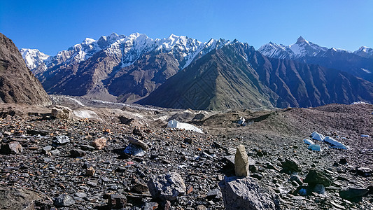 K2和巴基斯坦卡拉科鲁姆山Concordia的宽峰K2和Broad Peak顶峰首脑戏剧性崎岖旅游岩石冰川登山背包蓝色图片