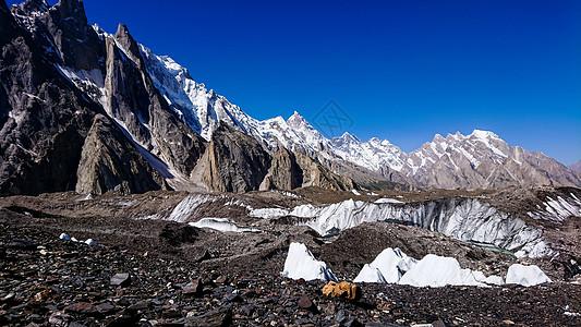 K2和巴基斯坦卡拉科鲁姆山Concordia的宽峰K2和Broad Peak冰川蓝色高山天空远足首脑岩石晴天戏剧性旅游图片